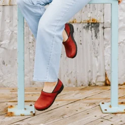 Pro. Oiled Leather Women's Clog in Burgundy
