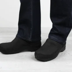 Pro. Textured Oil Men's Clog in Black Narrow