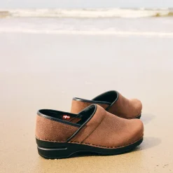 Pro. Textured Oil Women's Clog in Antique Brown