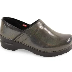 Sabel Women's Slip Resistant Clog in Charcoal
